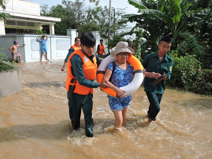 
Mọi lực lượng đều được huy động để sơ tán người đến khu vực an toàn
