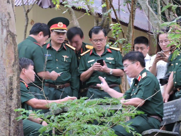 
Thượng tướng Võ Văn Tuấn, Phó tổng Tham mưu trưởng Quân đội nhân dân Việt Nam đã tới Thiền viện Viên Không trực tiếp chỉ đạo tìm kiếm
