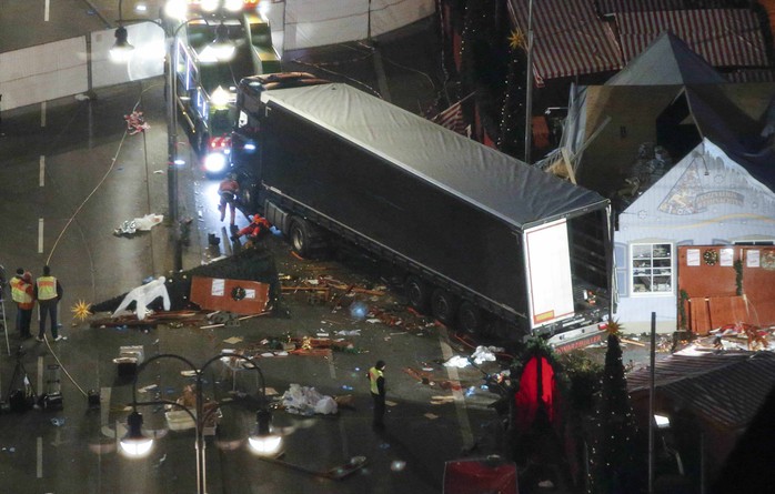 Hiện trường vụ xe tải tông vào khu chợ Giáng sinh ở thủ đô Berlin - Đức hôm 19-12Ảnh: Reuters