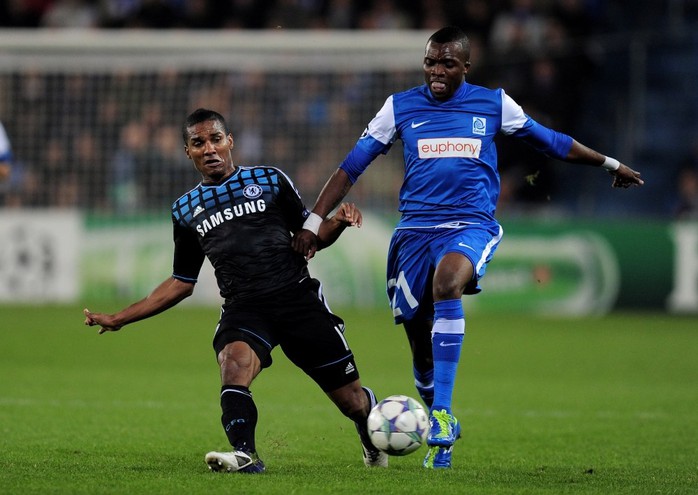 Dugarry Ndabashinze (phải) trong trận đấu với Chelsea tại Champions League năm 2011