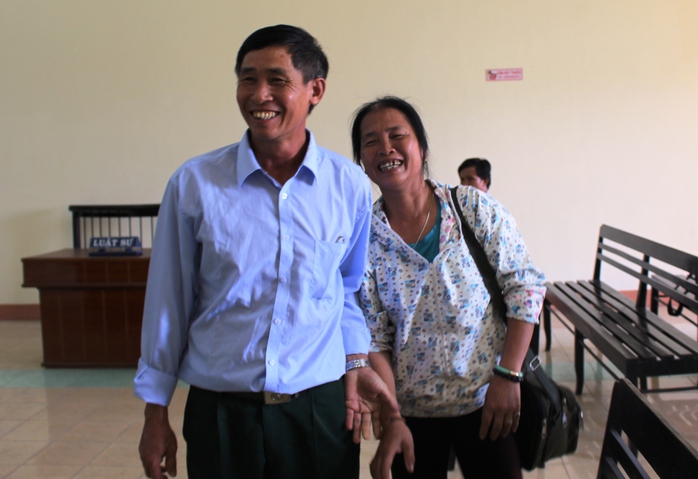
Vợ chồng ông Tống Văn Thọ vui mừng sau khi tòa tuyên án
