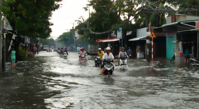 Đường Nguyễn Văn Cừ bị ngập sâu nhất với gần 1m nước nên đa số xe gắn máy đi qua đây đều bị chết máy.