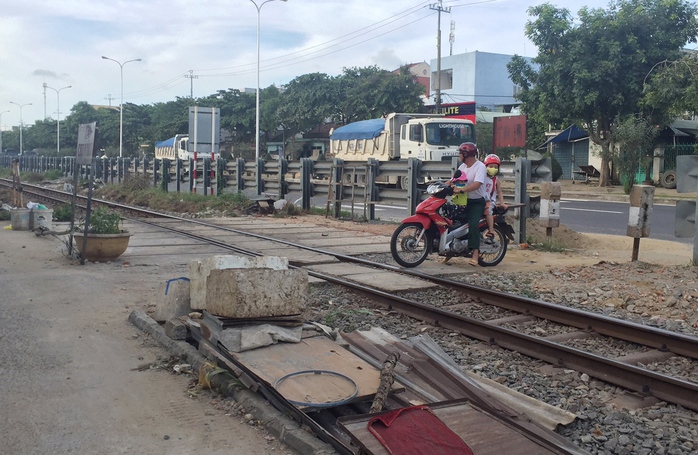 
Điểm giao cắt trên đường Trường Chinh (quận Cẩm Lệ, TP Đà Nẵng) không có rào chắn nên thường xảy ra tai nạn. Ảnh: Bích Vân
