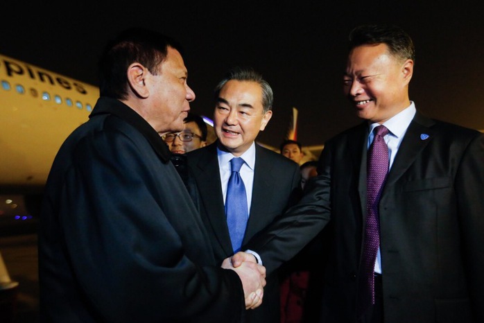 
Ngoại trưởng Trung Quốc Vương Nghị (giữa) và đại sứ Trung Quốc tại Philipppines Triệu Kiếm Hoa đón Tổng thống Philippines Rodrigo Duterte (trái) ở sân bay Bắc Kinh. Ảnh: Reuters
