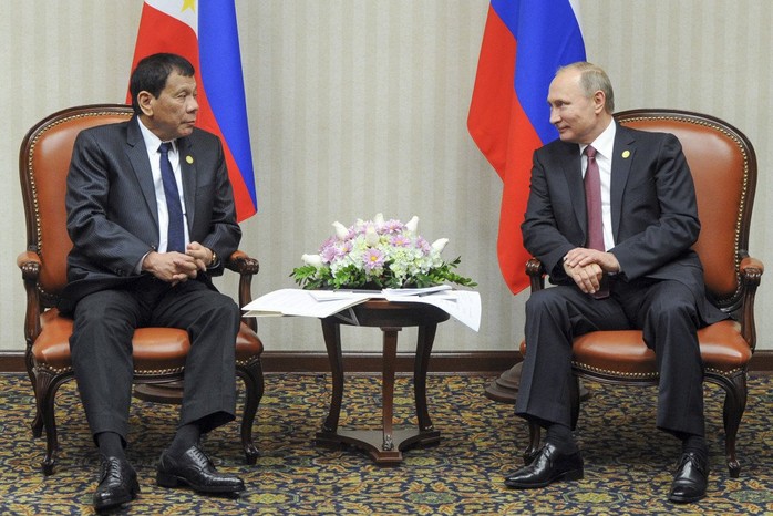 Tổng thống Duterte gặp Tổng thống Putin tại Peru. Ảnh: AP
