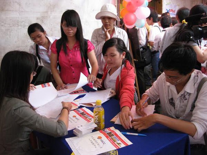 
Người lao động tìm hiểu thông tin hưởng trợ cấp thất nghiệp tại một ngày hội việc làm
ở TP HCM
