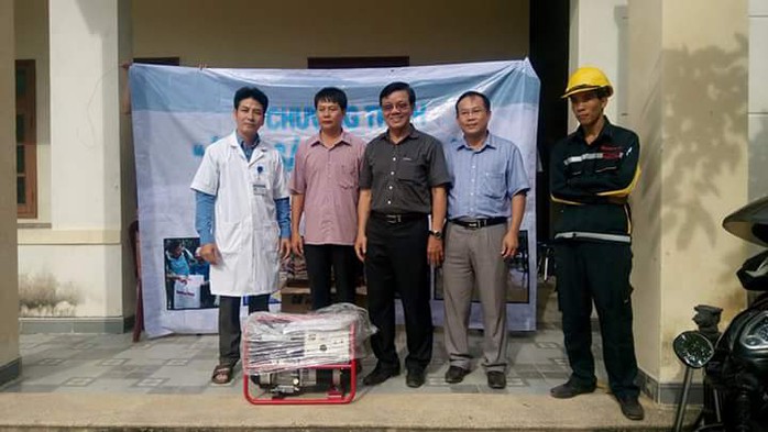 Ông Nguyễn Văn Tín (giữa), Phó Tổng biên tập Báo Người Lao Động trao máy phát điện cho xã Văn Hóa (Tuyên Hóa, Quảng Bình)