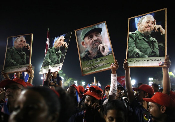 
Người dân Cuba tiễn biệt Lãnh tụ Fidel Castro. Ảnh: Reuters
