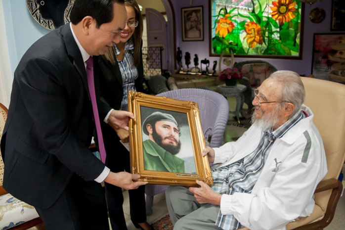 Chủ tịch nước Trần Đại Quang thăm lãnh tụ Fidel Castro ngày 15-11 vừa qua - Ảnh: Bộ Ngoại giao