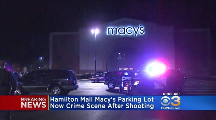 
Khu vực bãi đỗ xe trước cửa hàng Macys thuộc trung tâm mua sắm Hamilton, nơi xảy ra vụ nổ súng khiến 2 anh em ruột thương vong. Ảnh: CBS Philly
