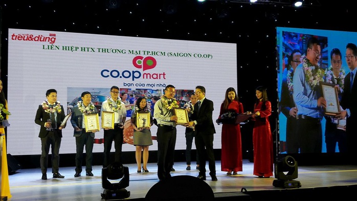 Ông Võ Hoàng Anh – Giám đốc Marketing Saigon Co.op thay mặt đơn vị nhận giải thưởng “Top 10 sản phẩm Tin & Dùng Việt Nam năm 2016”