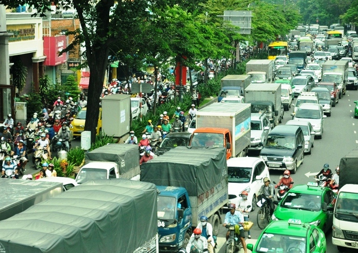 Hàng ngàn phương tiện xếp hàng dài trên trục đường Trường Sơn - Trần Quốc Hoàn trưa 10-12