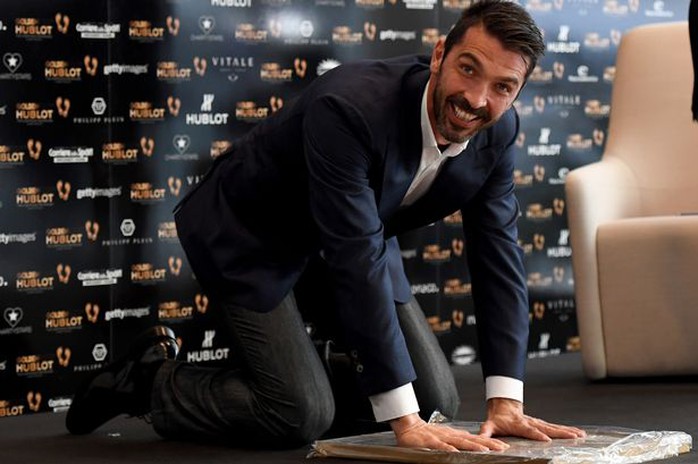 Buffon in dấu vân tay lên bảng thành tích ở Monaco