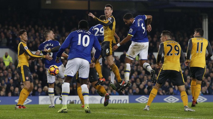 Williams (5) đánh đầu ghi bàn quyết định giúp Everton lội ngược dòng thắng Arsenal Ảnh: REUTERS