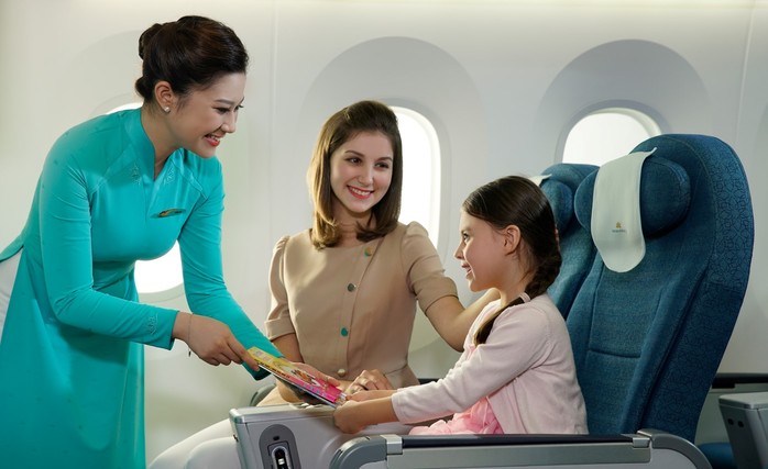 
Phục vụ khách nhí trên khoang dịch vụ hạng phổ thông máy bay Vietnam Airlines
