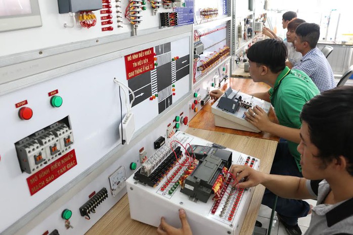 Sinh viên HBU thực hành trên mô hình điều khiển tín hiệu đèn giao thông ở ngã tư