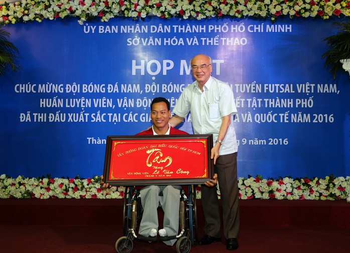 Phó Trưởng đoàn Đại biểu Quốc Hội TP HCM Phan Nguyễn Như Khuê trao khánh cho VĐV Lê Văn Công, HCV Paralympic Rio 2016