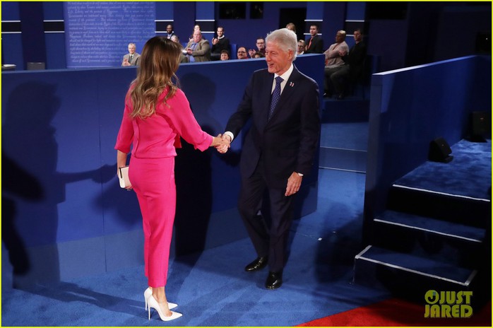 
Bà Melania bắt tay ông Clinton trong đêm tranh luận 9-10. Ảnh: Just Jared
