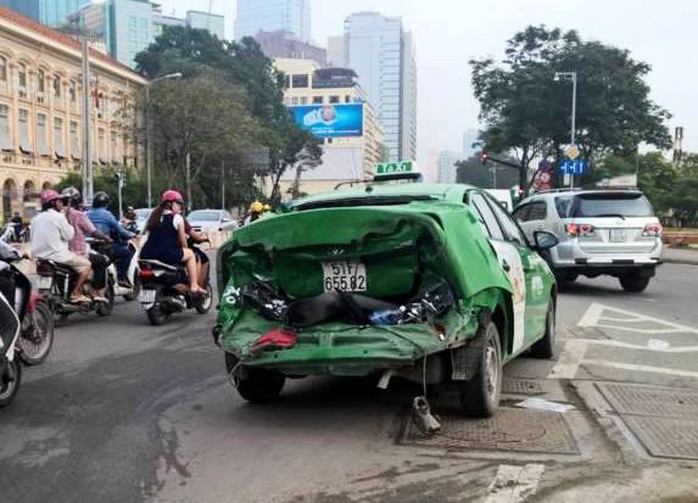 
Một chiếc taxi bị tông hư hỏng phần đuôi (Ảnh: Bạn đọc cung cấp)
