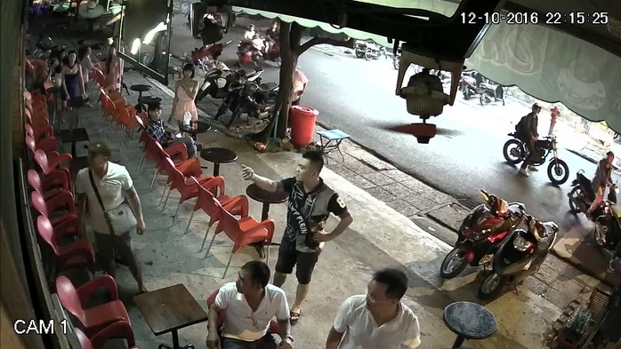 Camera ghi lại hình ảnh một số đối tượng đến quán cà phê ông Luân đập phá