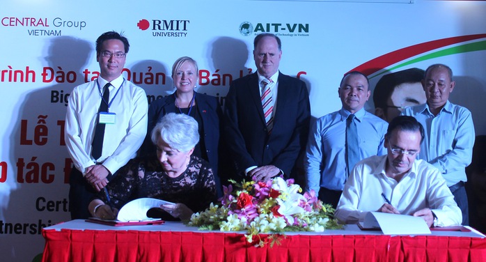 Giáo sư Gael Macdonald – Chủ tịch kiêm tổng giám đốc RMIT Việt Nam (bên trái) ký kết thỏa thuận hợp tác với ông Christophe Echivard – Giám đốc điều hành Big C Việt Nam Ảnh: Thanh Tân