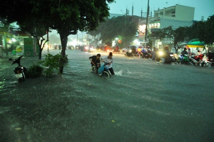 Đường Tây Thạnh (quận Tân Phú, TP HCM) mênh mông nước trong cơn mưa chiều 26-9Ảnh: Gia Minh