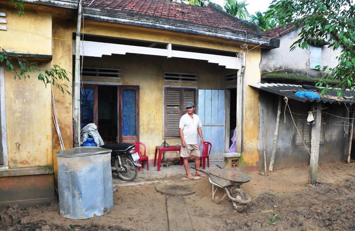 
Dù căn nhà xuống cấp, ông Nguyễn Văn Trung (ngụ huyện Nghĩa Hành, tỉnh Quảng Ngãi) vẫn từ chối nhận hỗ trợ xây nhà vì cho rằng mức hỗ trợ quá thấp Ảnh: Tử Trực
