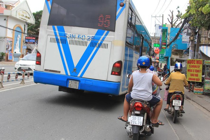 Chiếc xe buýt tấp vào trạm dừng trên đường Phan Văn Trị khiến nhiều người chạy xe máy phía sau phải dạt ra ngoài hoặc thắng gấpẢnh: Sỹ Đông