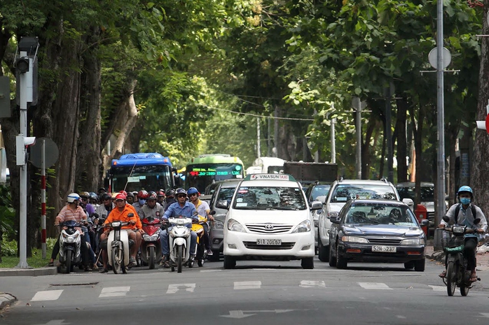 Theo Nghị định 46/2016/NĐ-CP, “không chấp hành hiệu lệnh của đèn tín hiệu giao thông”, người điều khiển xe máy bị phạt từ 300.000-400.000 đồng; ô tô từ 1,2-2 triệu đồngẢnh: Hoàng Triều