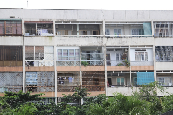 Ban công nhiều căn hộ chung cư 548 Phạm Văn Đồng (quận Bình Thạnh, TP HCM) bị rào kín