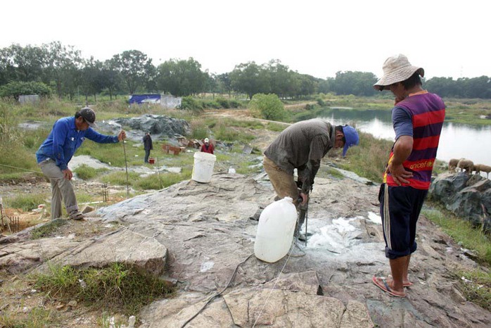 Công nhân đang thi công hàng rào chắn xung quanh khu vực bờ hồ Đá (ảnh chụp ngày 25-11)