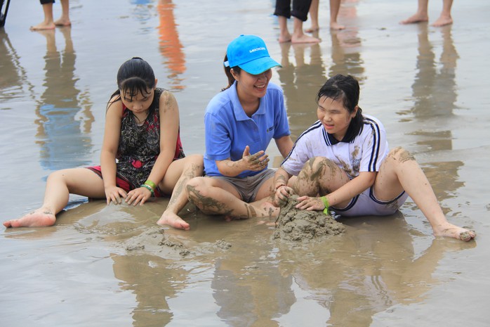 
Các em thích thú chơi đùa, xây lâu đài cát trên biển cùng các tình nguyện viên Lữ hành Saigontourist
