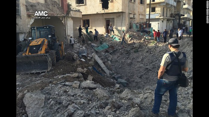 
Bệnh viện M10 ở TP Aleppo - Syria bị ném bom hôm 3-10 Ảnh: AMC
