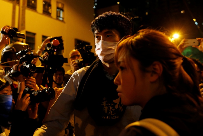 
Hai nhà lập pháp trúng cử Baggio Leung và Yau Wai-ching (phải) tham gia biểu tình tối 6-11 Ảnh: REUTERS

