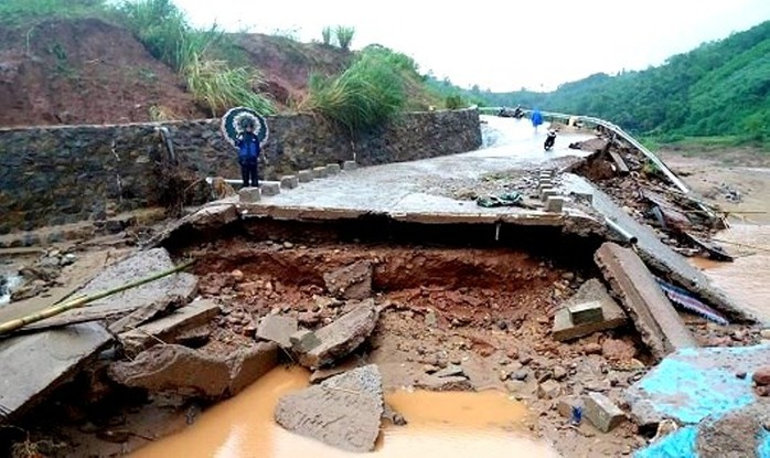 Hơn 100 hộ dân ở khu tái định cư Húc Nghì bị cô lập vì sập cầu tràn