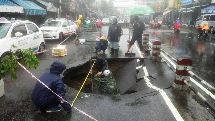 
Ách tắc giao thông một chiều ở đường Lê Hồng Phong, TP Nha Trang
