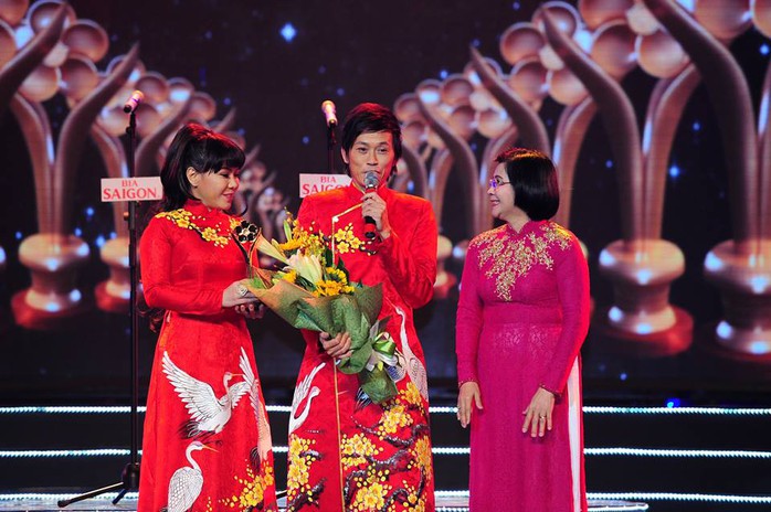 
Nghệ sĩ Hoài Linh nhận giải thành tựu Mai Vàng 20 năm tại lễ trao Giải Mai Vàng 20. Ảnh: BTC
