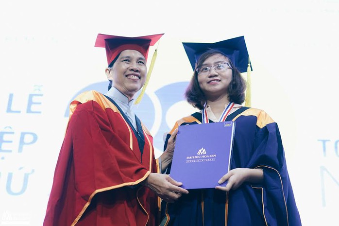 
TS Bùi Trân Phượng, Hiệu trưởng Trường ĐH Hoa Sen, trao bằng tốt nghiệp cho tân khoa
