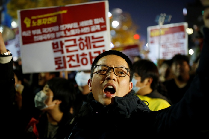Người biểu tình tối 29-10 tại Seoul. Ảnh: Reuters