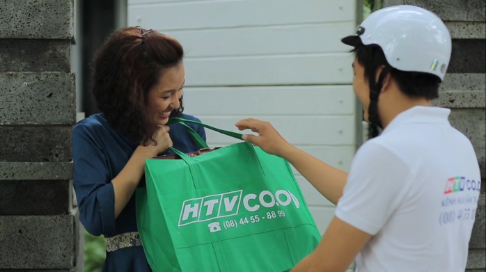 Khách hàng mua hàng từ kênh HTV Co.op
