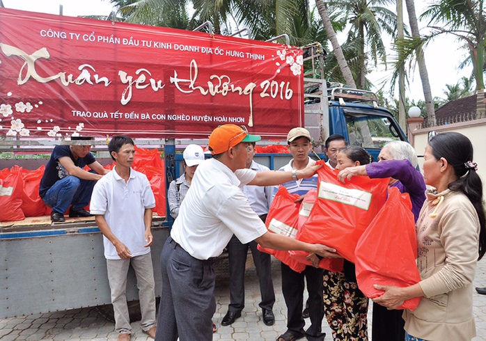 
Bằng tấm lòng của mình, ngoài việc mỗi nhân viên, cán bộ tự nguyện quyên góp để sẻ chia với người dân miền Trung, Công ty Hưng Thịnh còn thực hiện một số chương trình thiện nguyện khác
