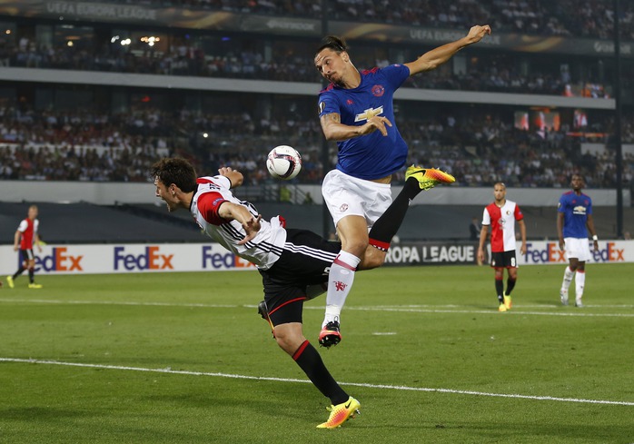 Zlatan Ibrahimovic cũng bất lực trước hàng phòng ngự của Feyenoord