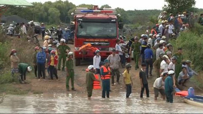 
Công an tỉnh Bình Phước huy động xe và nhân lực cùng với địa phương tìm người phụ nữ bị nước cuốn

