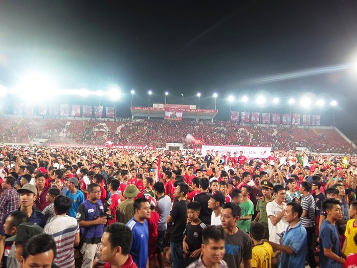 CĐV Hải Phòng mừng chiến thắng 3-0 trước Sông Lam Nghệ An trên sân Lạch Tray vào ngày 18-9