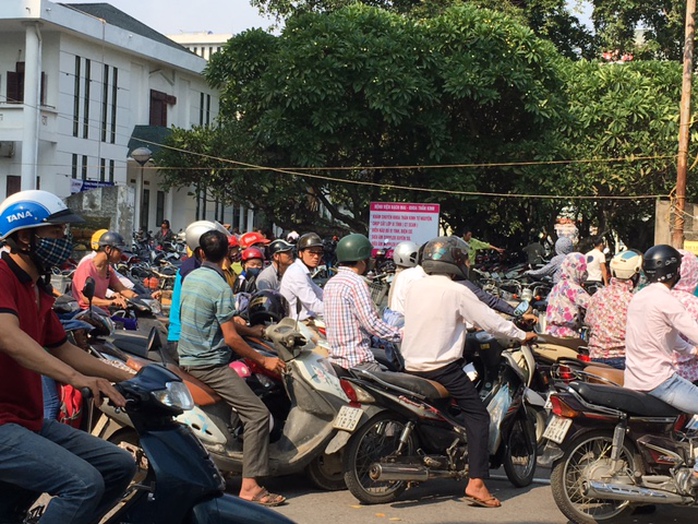 
Mỗi ngày BV Bạch Mai tiếp nhận hàng ngàn lượt bệnh nhân cùng thân nhân tới khám, điều trị nhưng thiếu chỗ gửi xe
