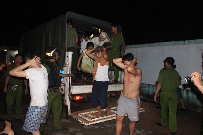 Những học viên cai nghiện bỏ trốn được đưa về Trung tâm Cai nghiện Đồng NaiẢnh: XUÂN HOÀNG