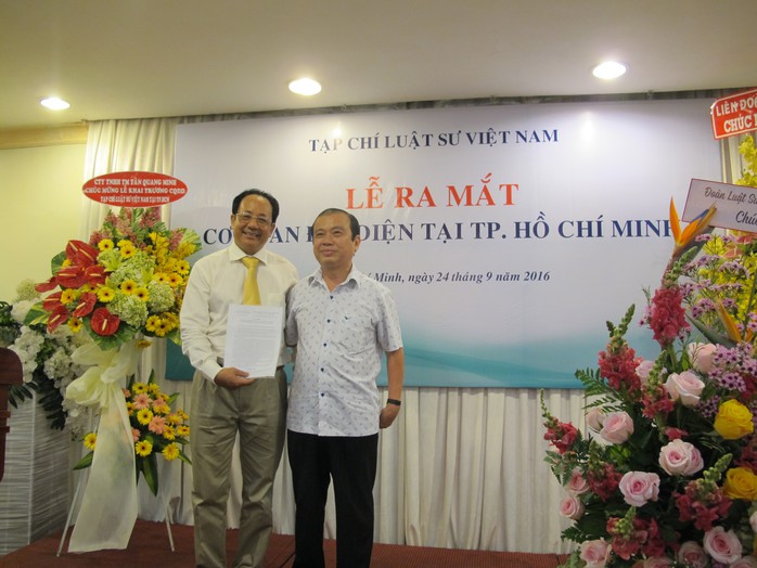 
Nhà báo, luật sư Hoàng Hữu Nhân (trái) nhận quyết định Trưởng cơ quan đại diện phía Nam.

