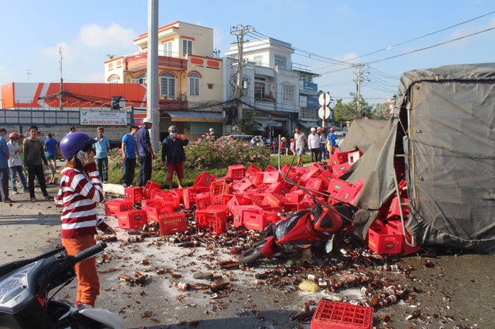 
Người phụ nữ nghe tin tai nạn lao đến hiện trường khóc vì tưởng người thân còn bị vùi lấp dưới đống bia
