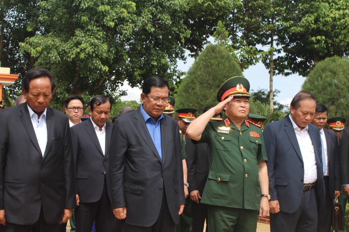 
Thủ tường Hun Sen cùng các cán bộ cấp cao mặc niệm tưởng nhớ các chiến sĩ đã hy sinh
