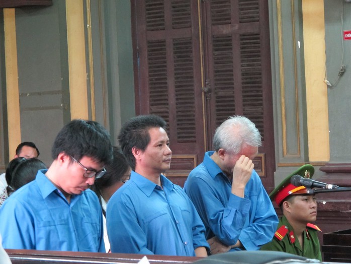Phạm Văn Cử (tóc bạc) và các đồng phạm tại tòa